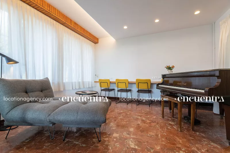 Back to the 60s 011-hd020-timeless-seaside-villa-vintage-house-retro-house-indoors-piano-1.JPG