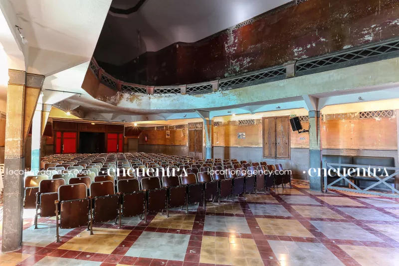 The Shiny Hotel 014-dt007-highlights-timeless-atemporal-vintage-retro-theatre-audience.JPG