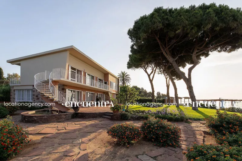 Back to the 60s 001-hd020-highlights-timeless-atemporal-seaside-villa-vintage-house-retro-house-1.JPG