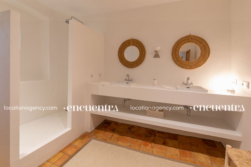 The White Frog 20-if630-24d-083.JPG