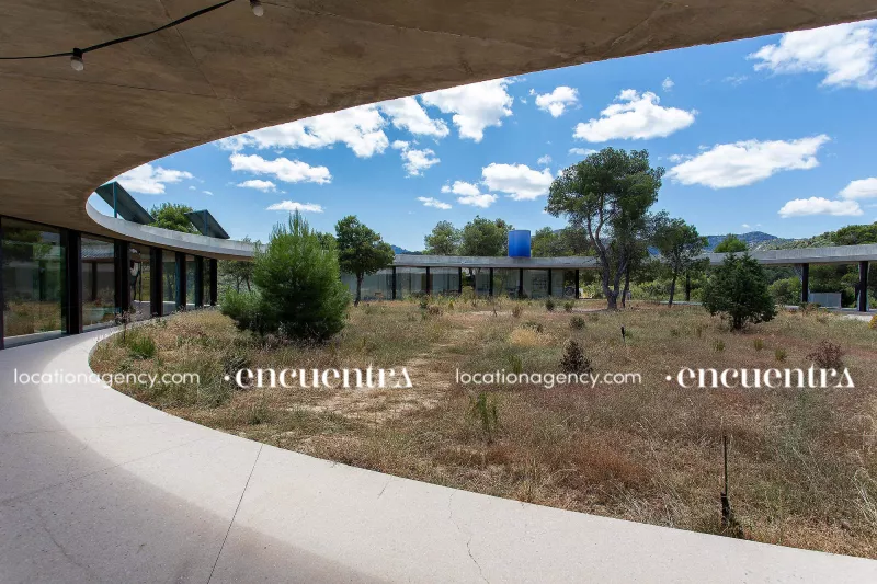 Circled 018-hi002-house-without-limits-nature-view-circular-house-concrete-architecture-interior-patio.JPG