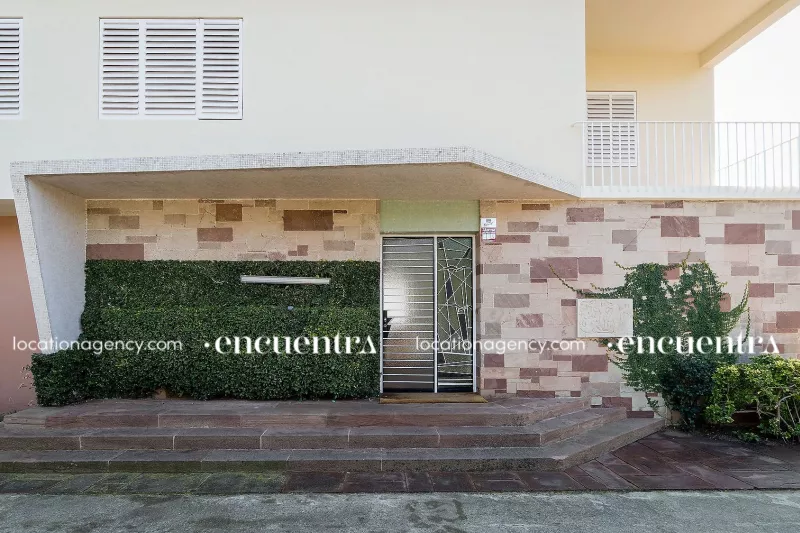 Back to the 60s 008-hd020-timeless-seaside-villa-vintage-house-retro-house-escaleras-stairs-door-1.JPG